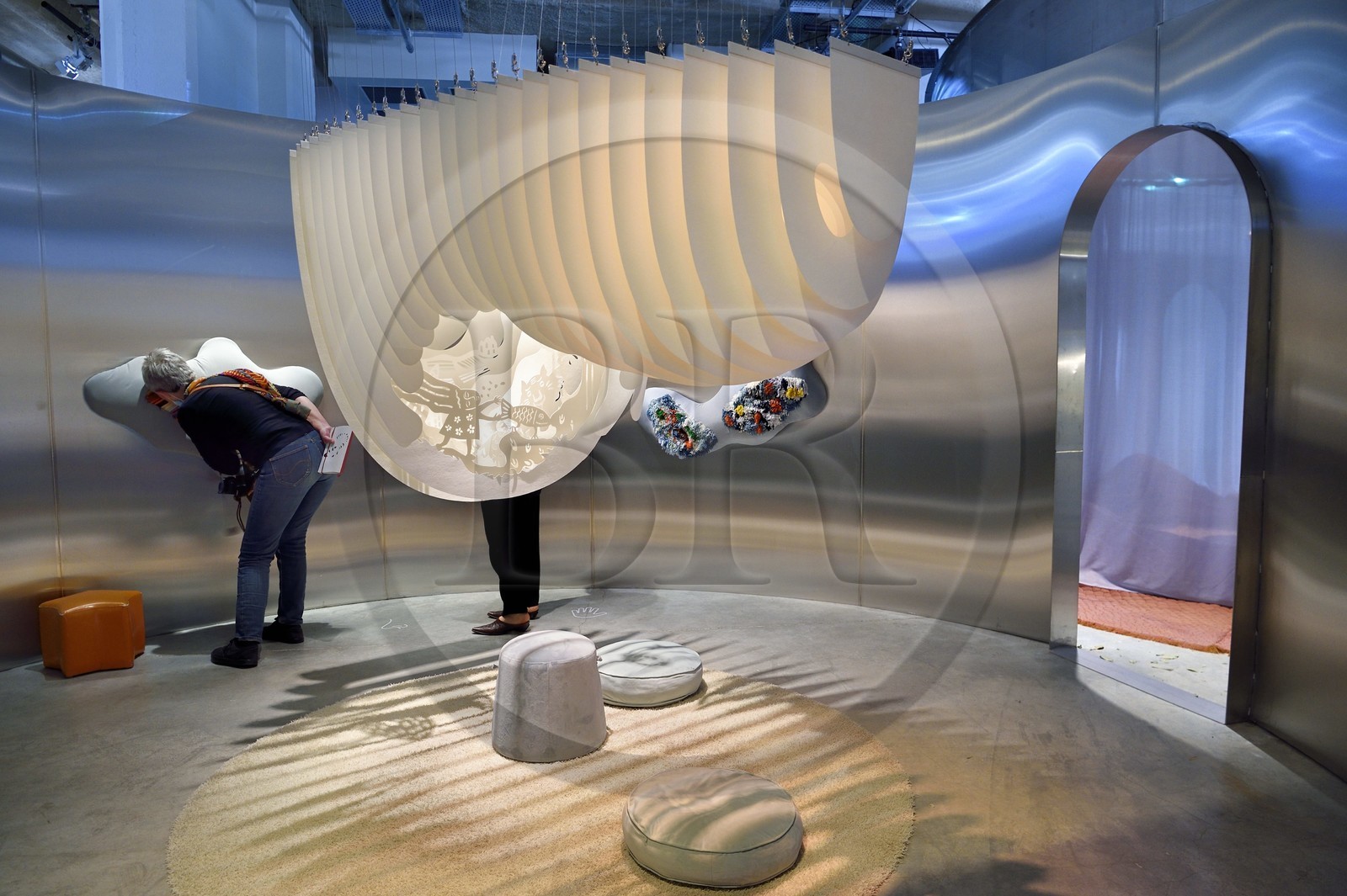 France, Charente (16), Cognac, Fondation d’Entreprise Martell, institution culturelle pluridisciplinaire (art, design et craft, architecture, musique, danse…), exposition Places to be qui réunit 14 designers internationaux, pièce dans une cuve inox, la salle de jeux par Yuan Yuan