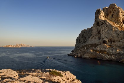 France, Bouches-du-Rhône (13), Marseille, Parc national des Calanques, Les Goudes, passages des Croisettes, les falaises de l'Ile Maire et l'Archipel de Riou en arrière plan (demande d'autorisation nécessaire avant publication)