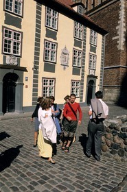 Lettonie (Pays Baltes), Riga, anciens bâtiments d'un couvent (Konventa Seta) dans (rue) Skarnu iela face à l' église Saint-Jean