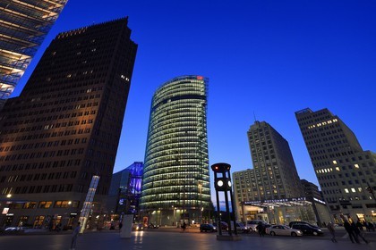 Allemagne, Berlin, Potsdamer Platz, accès à la station de metro U Bahn et gare