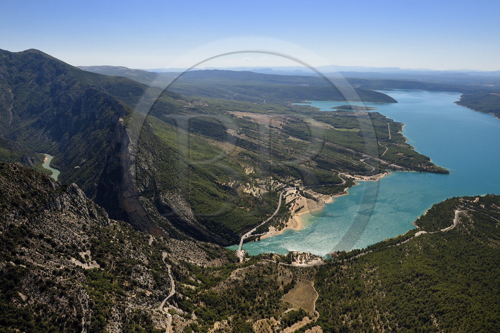 Var (83) rive gauche et Alpes-de-Haute-Provence (04) rive droite, Parc Naturel Régional du Verdon, le lac de Sainte Croix à la sortie des Gorges du Verdon (vue aérienne)
