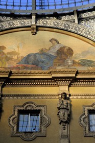Italie, Lombardie, Milan, la galerie Vittorio Emanuele II, galerie commerçante construite au XIXe siècle par Giuseppe Mengoni, détail d'une facade