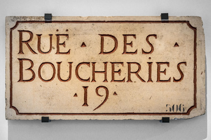 France, Paris (75), quartier du Marais, Musée Carnavalet, salle des enseignes de Paris, plaque de rue rue des Boucheries, pierre de liais gravée (XVIIIe siècle)