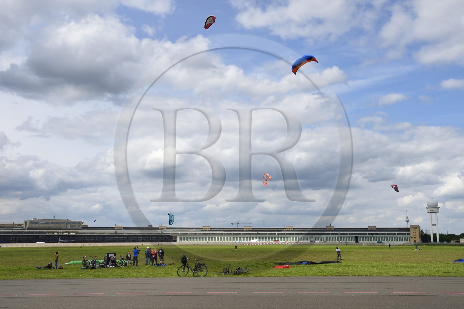 Allemagne, Berlin, ancien aéroport international de Berlin-Tempelhof reconverti en immense parc, un lieu de rencontre pour les kite surfeurs, kite boarders et Country Buggy kiter