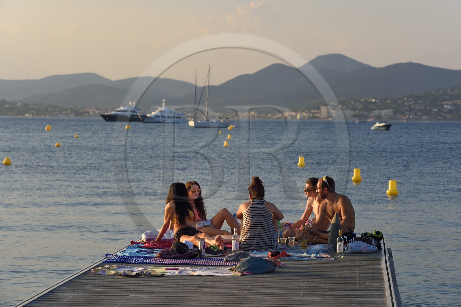 France, Var (83), Saint-Tropez, baie des Canebiers, moments entre amis sur le ponton de la plage des Canebiers