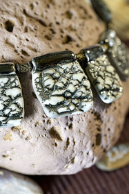 France, Vaucluse (84), Dentelles de Montmirail, le village médiéval de Séguret, labellisé Les Plus Beaux Villages de France, atelier de Kti Sias qui créé des bijoux en céramique