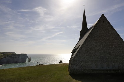 France, Seine-Maritime (76), Pays de Caux, Côte d'Albâtre, Etretat, la falaise d'Aval avec l'Aiguille Creuse et l'église Notre-Dame-de-la-Garde