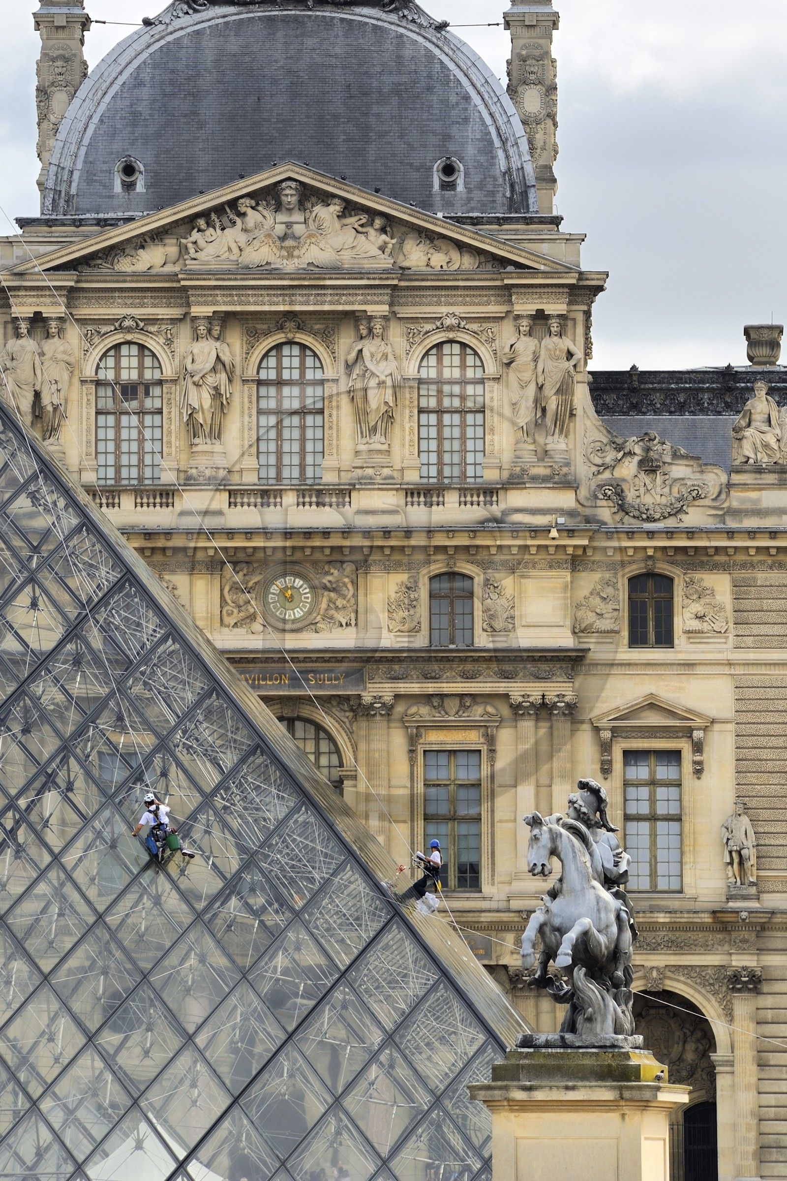 France, Paris (75), le musée du Louvre, laveurs de vitres sur la façade en verre de la pyramide de l'architecte Ieoh Ming Pei