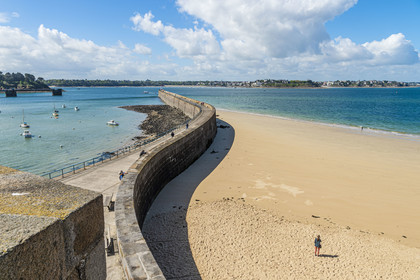 France, Ille et Vilaine, Cote d'Emeraude (Emerald Coast), Saint Malo, the Mole des Noires jetty on the edge of Bon Secours beach, the town of Dinard in the background