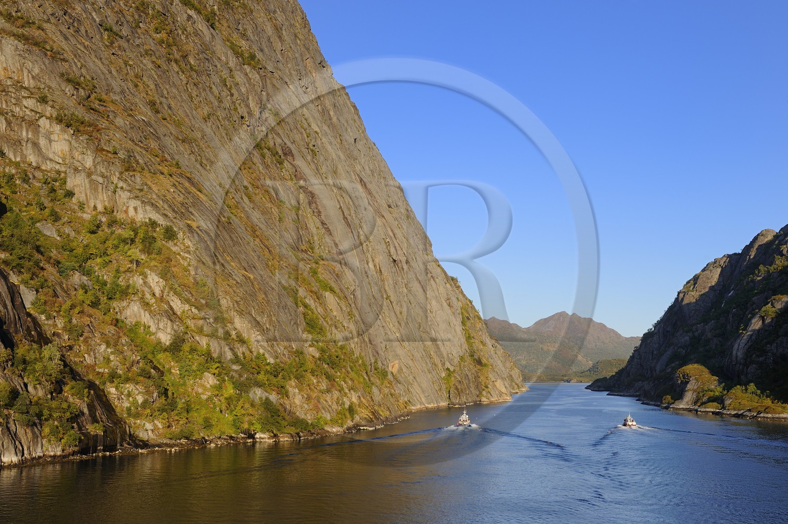 Norvège, Nordland, Iles Lofoten, le très etroit fjord Trollfjord en bordure du Raftsundet