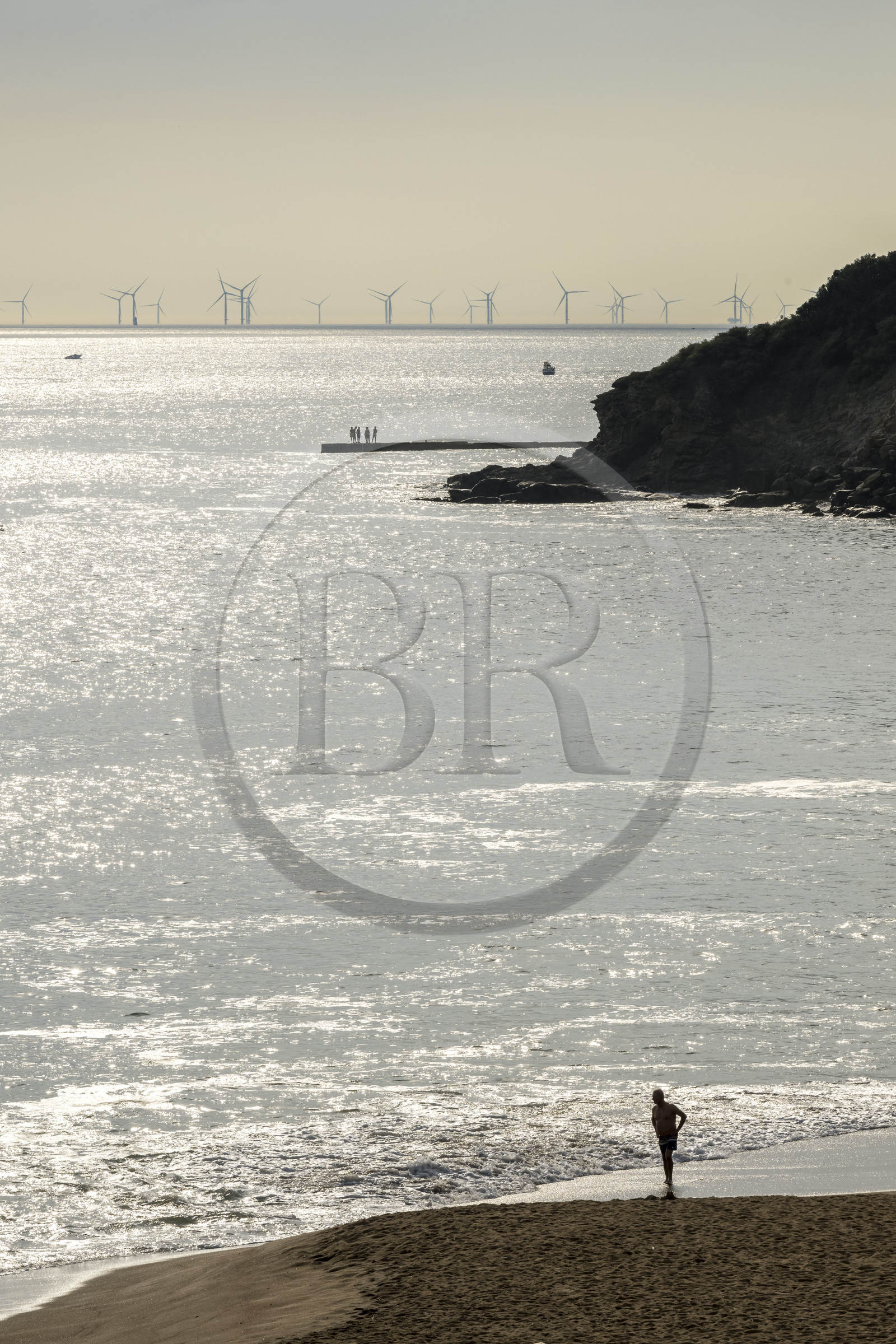 France, Loire-Atlantique (44), Estuaire de la Loire, Saint-Nazaire, plage de la Courance à Saint-Marc-sur-Mer et le parc éolien en mer de Saint-Nazaire en arrière plan