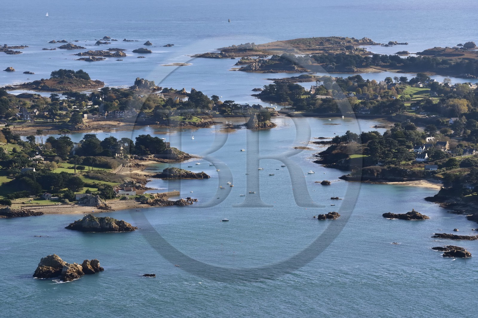 France, Côtes-d'Armor (22), Ile de Bréhat composée à marée haute de deux îles réunies au XVIIIe siècle par un pont-chaussée (appelé aussi pont-chaussée Vauban), Kérarguillis sur la partie nord de l'archipel à gauche (vue aérienne)