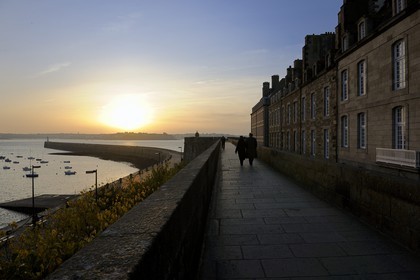France, Ille-et-Vilaine (35), côte d'émeraude, Saint-Malo, le port et les remparts de la ville intra-muros France, Ille et Vilaine, cote d'emeraude (Emerald Coast), Saint Malo, the port and the ramparts of the walled town