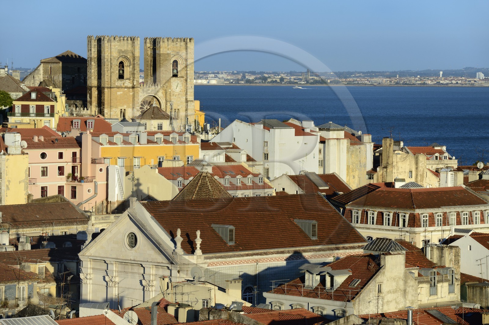 Portugal, Lisbonne, vue sur le quartier de la Baixa depuis le elevador (ascenseur) de Santa Justa et la cathédrale Sé Patriarcal dans le quartier de l'Alfama, en arrière plan le Tage