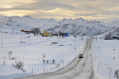 Norvège, Nordland, Iles Lofoten, paysage dans l'ile de Vestvagoy en hiver, la route E 10 qui traverse les iles