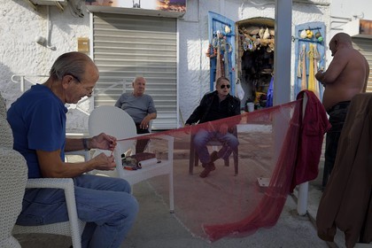 France, Haute-Corse (2B), Bastia, quartier de Terra-Vecchia, réunion d'anciens pêcheurs devant leur QG sur le Vieux-Port