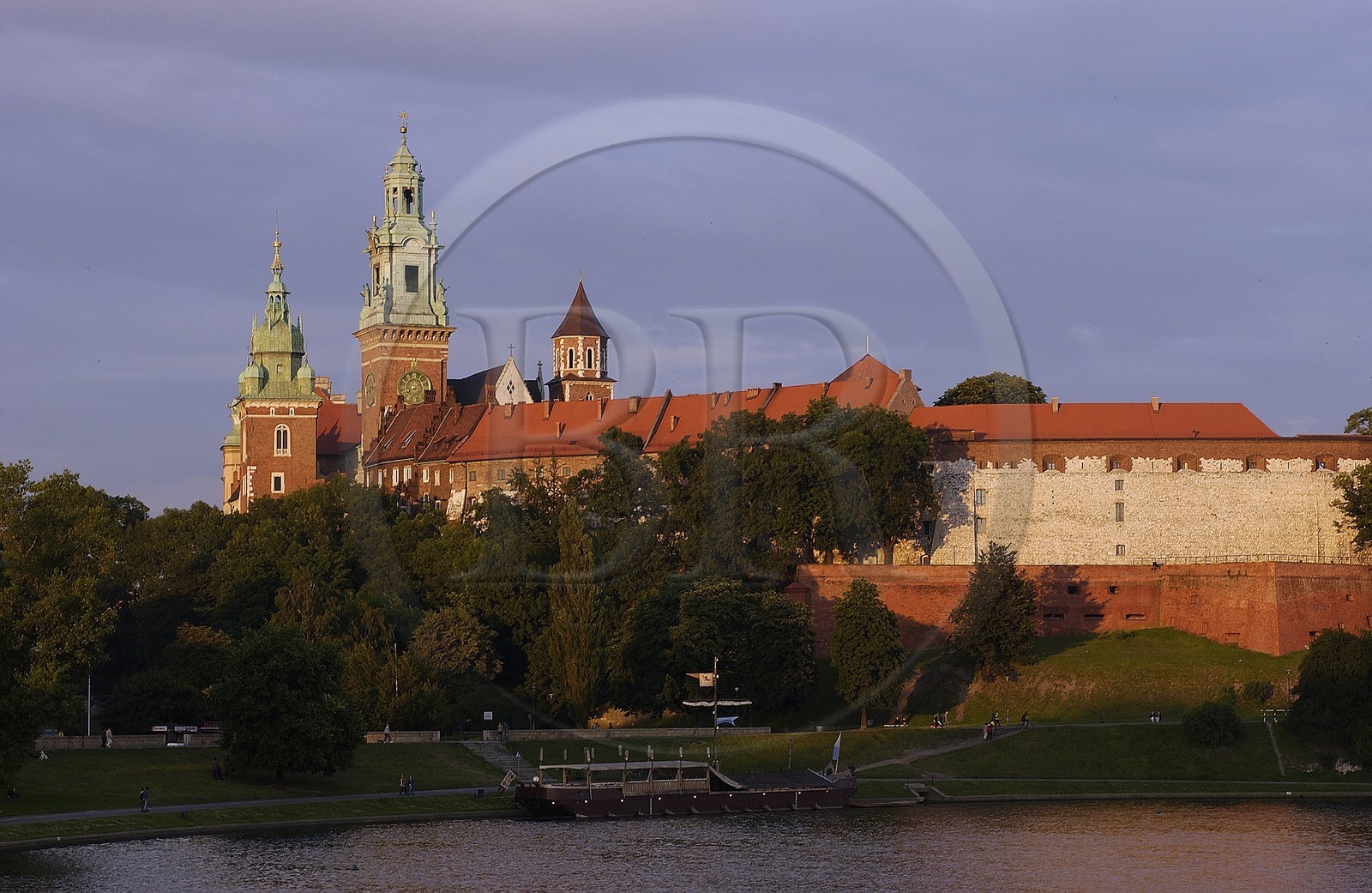 Pologne, Cracovie, vieille ville (Stare Miasto), la cathédrale dans l'enceinte du chateau royal sur la colline de Wawel au bord de la Vistule