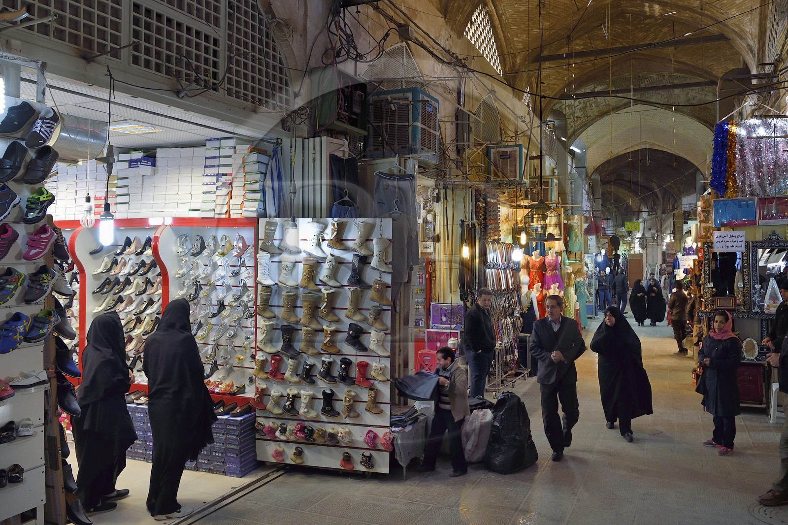 Iran, Isfahan Province, Isfahan, Bazar-e Bozorg (Great Bazaar), a massive covered bazaar which dates back almost 1300 years, shoe store