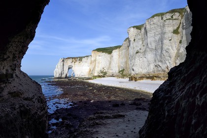 France, Seine-Maritime (76), Pays de Caux, Côte d'Albâtre, Etretat, la Manneporte vue depuis un passage sous la pointe de la Courtine, marée basse