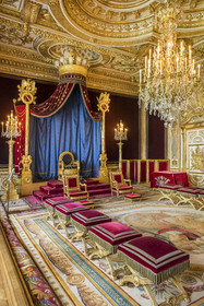 France, Seine-et-Marne (77), Fontainebleau, chateau de Fontainebleau, classé Patrimoine Mondial par l'UNESCO, la Salle du trone, ancienne chambre à coucher du roi de Henri III à Louis XVI, elle a été transformée en salon de l'empereur par Napoléon Ier en 1804 puis en salle du trone en 1808