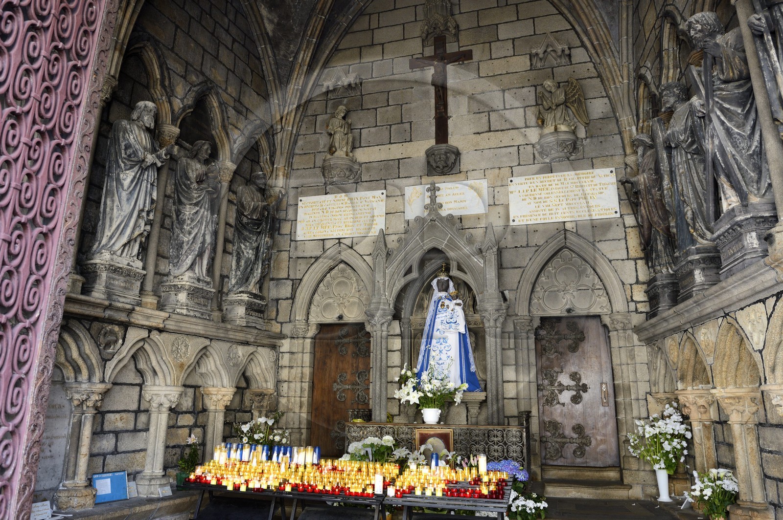 France, Côtes-d'Armor (22), Guingamp, basilique Notre-Dame de Bon-Secours, statue de N.D. de Bon-Secours