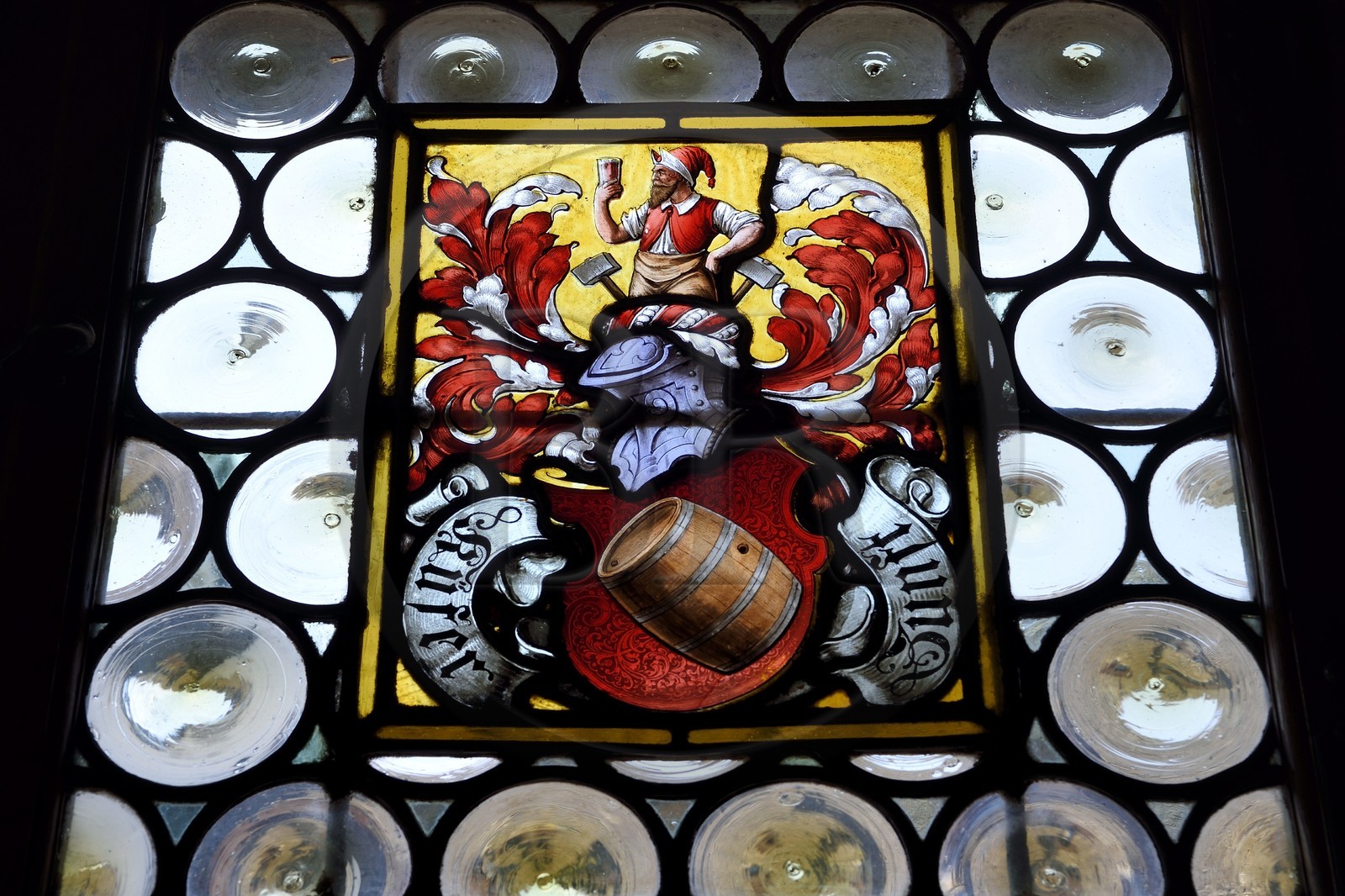 France, Bas-Rhin (67), Strasbourg, vieille ville classée au Patrimoine Mondial de l'UNESCO, place de la cathédrale, Maison Kammerzell du XVe-XVIe siècle, fenêtre à cives, verres à boudine ou en cul-de-bouteille par soufflage en couronne, vitrail illustrant l'activité du brasseur