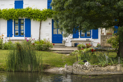 France, Deux-Sèvres, le Marais Poitevin, Green Venice, Coulon, typical house of the marsh of Sevre Niortaise River banks