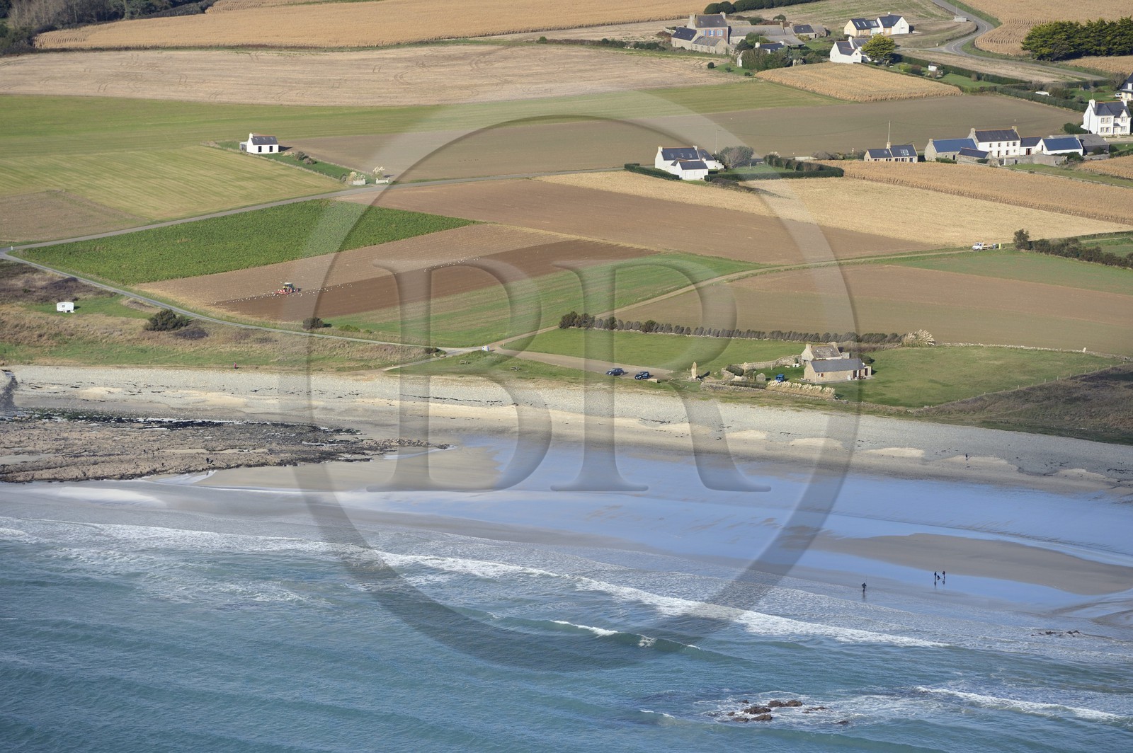 France, Finistère (29), baie d’Audierne, la côte à Plozévet (vue aérienne)
