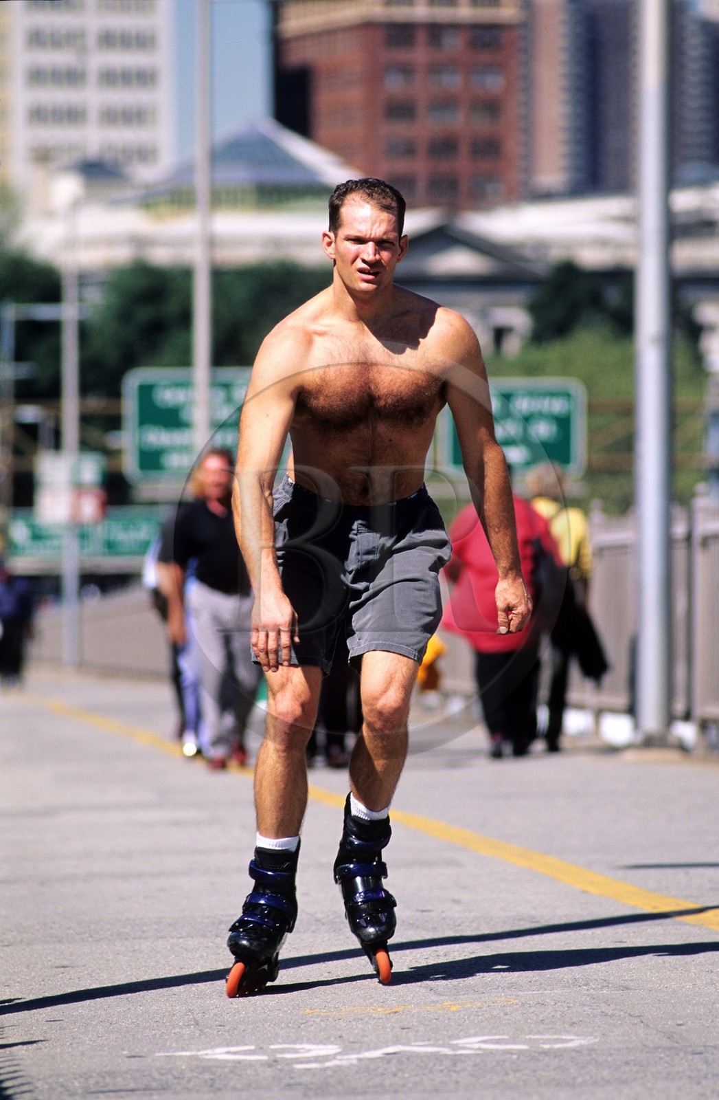 Etats-Unis, New York, rollerskaters sur le Pont de Brooklyn