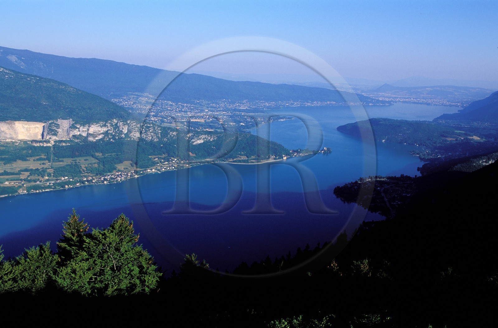 France, Haute-Savoie (74), le lac d'Annecy depuis le col de la Forclaz