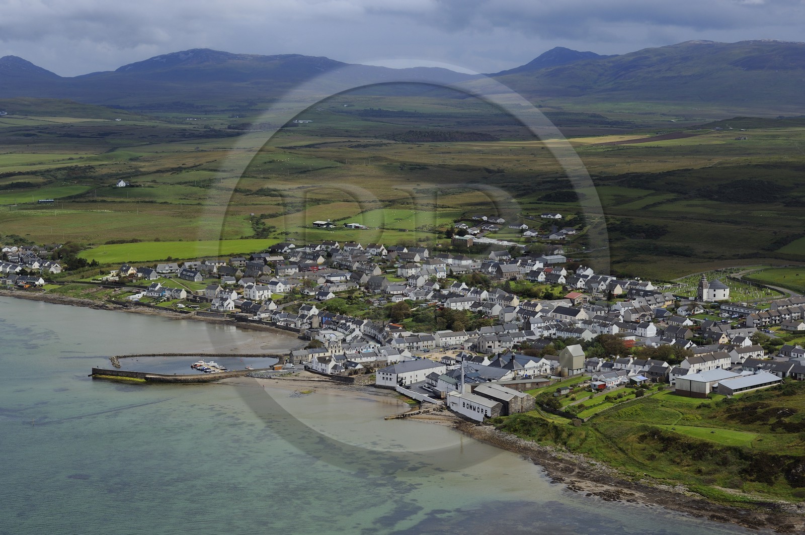 Royaume-Uni, Ecosse, Hébrides intérieures, Ile de Islay, Bowmore et la distillerie de whisky Bowmore sur la rive orientale du Loch Indaal (vue aérienne)