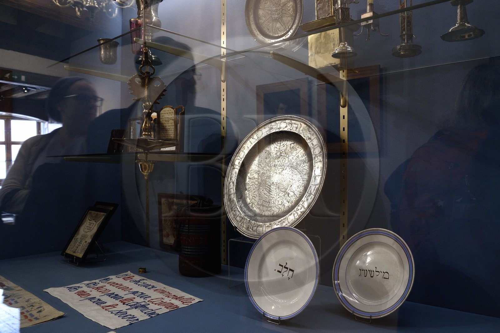 France, Bas-Rhin (67), Strasbourg, vieille ville classée au Patrimoine Mondial de l’UNESCO, Musée alsacien (musée d'arts et traditions populaires), objets de la vie quotidienne et du culte juif du shabbat au XIXème siècle en Alsace