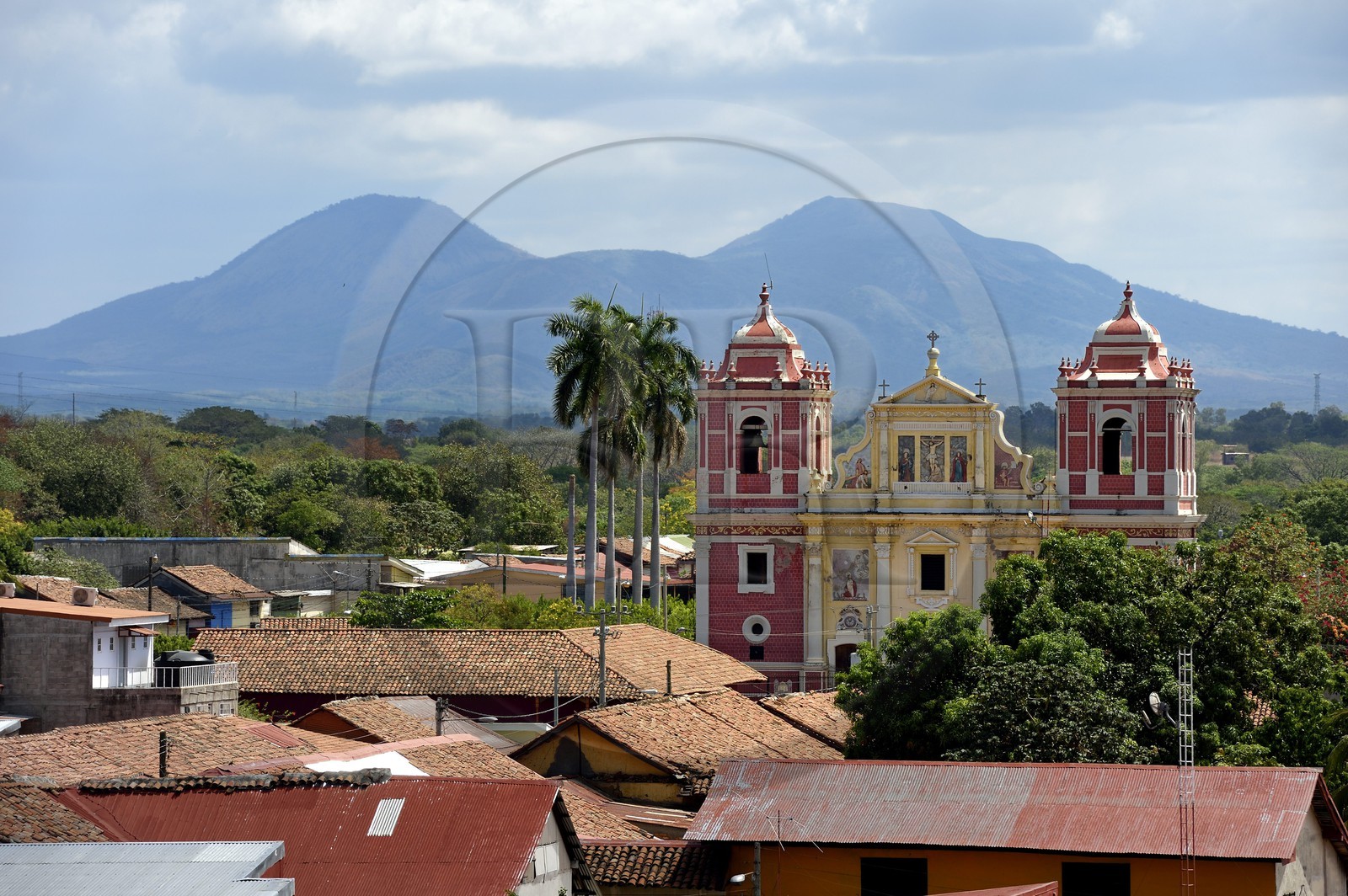 Nicaragua, Leon, Iglesia Dulce Nombre de Jesus El Calvario du XVIIIème siècle et le volcan Motombo de la chaine de volcans de la cordillère des Maribios (ou Marrabios) en arrière plan