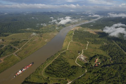 Panama, Canal de Panama, un cargo Panamax porte-conteneurs emprunte la coupe Gaillard (ou coupe Culebra) entre les écluses Pedro Miguel du côté Pacifique et la rivière Chagres menant au lac Gatun (vue aérienne)
