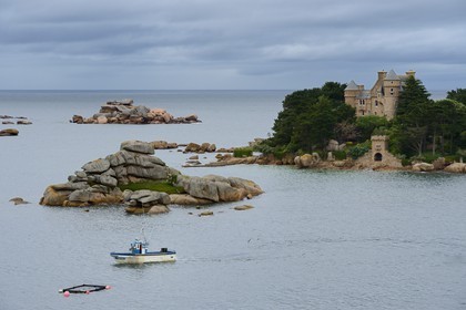 France, Côtes-d'Armor (22), Côte de Granit Rose, Trégastel, château et ile de Costaérès, bateau de pêche