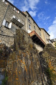France, Cantal (15), Saint-Flour, accès à la ville haute par la Main de Saint-Flour, légende du passage entre les roches de Florus