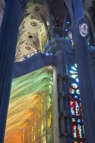 Espagne, Catalogne, Barcelone, quartier de l'Eixample, basilique de la Sagrada Familia de l'architecte du modernisme catalan Antoni Gaudi classée Patrimoine Mondial de l'UNESCO, les couleurs chaudes créées par les vitraux du coté de la facade de la Passion réalisation du peintre et verrier catalan Joan Vila-Grau