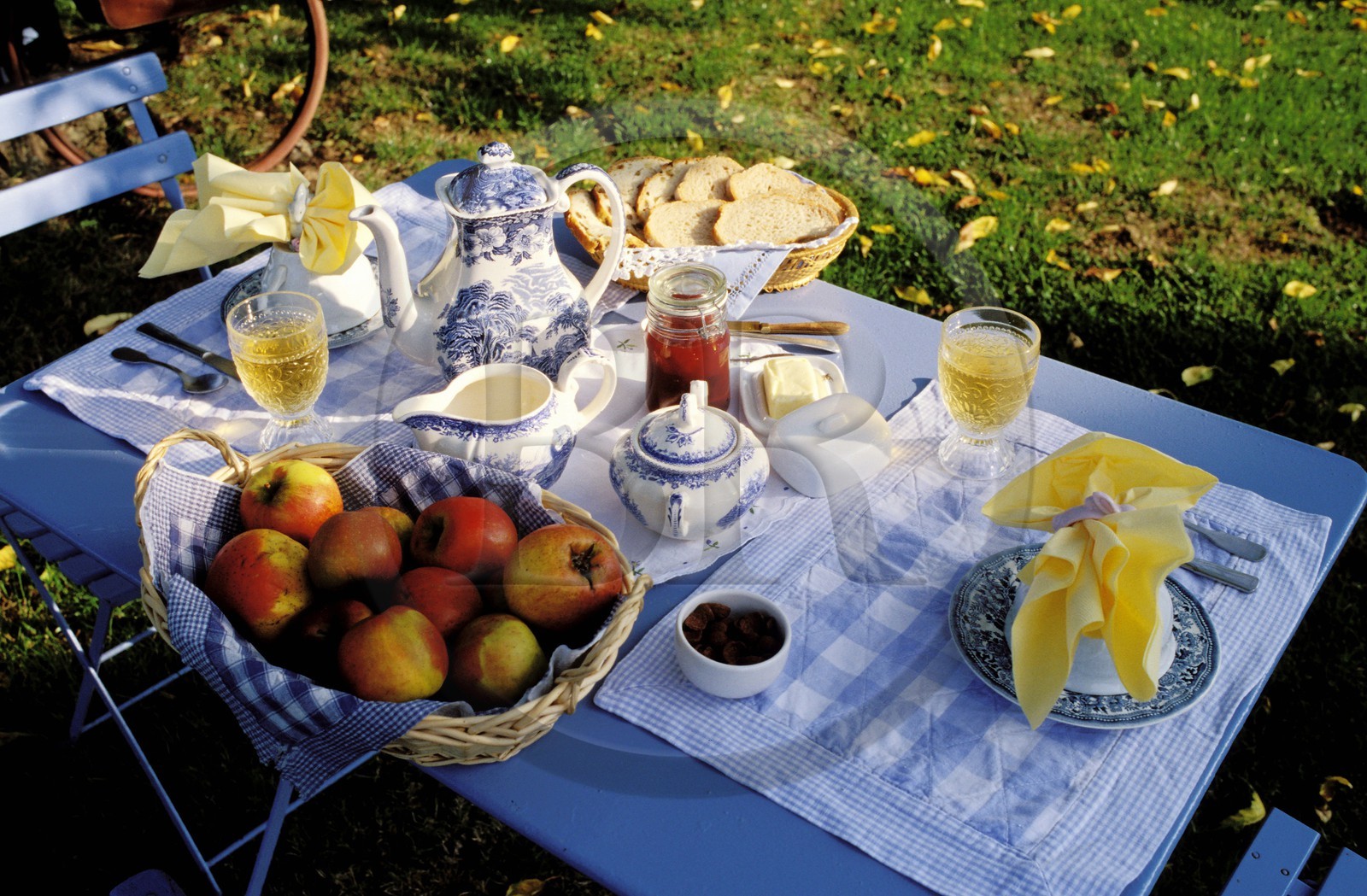 France, Calvados (14), Livaye, la ferme-auberge Les Pommiers, table de petit déjeuner dressée
