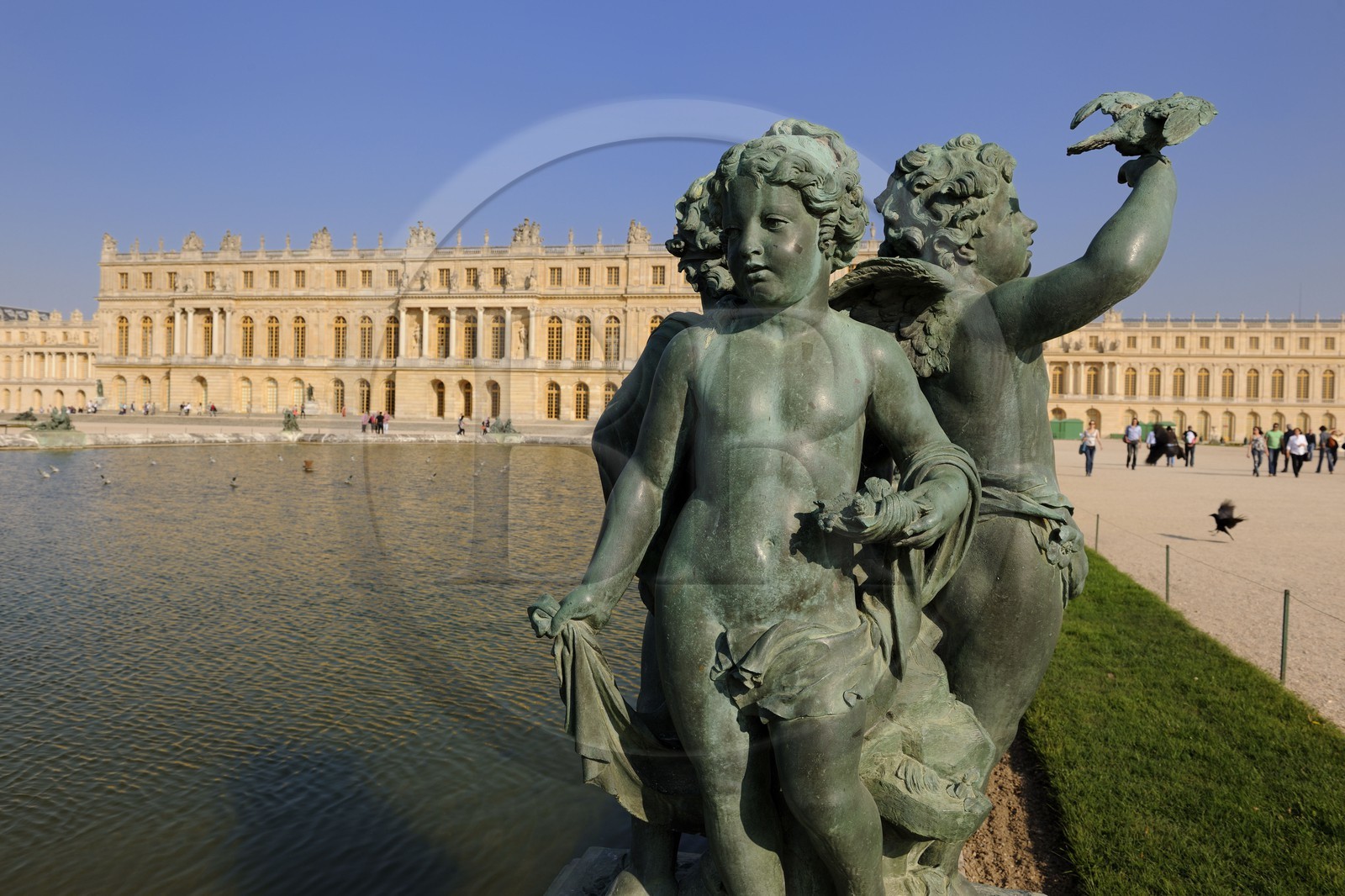 France, Yvelines (78), parc du château de Versailles, classé Patrimoine Mondial de l'UNESCO, statue au Parterre d'eau