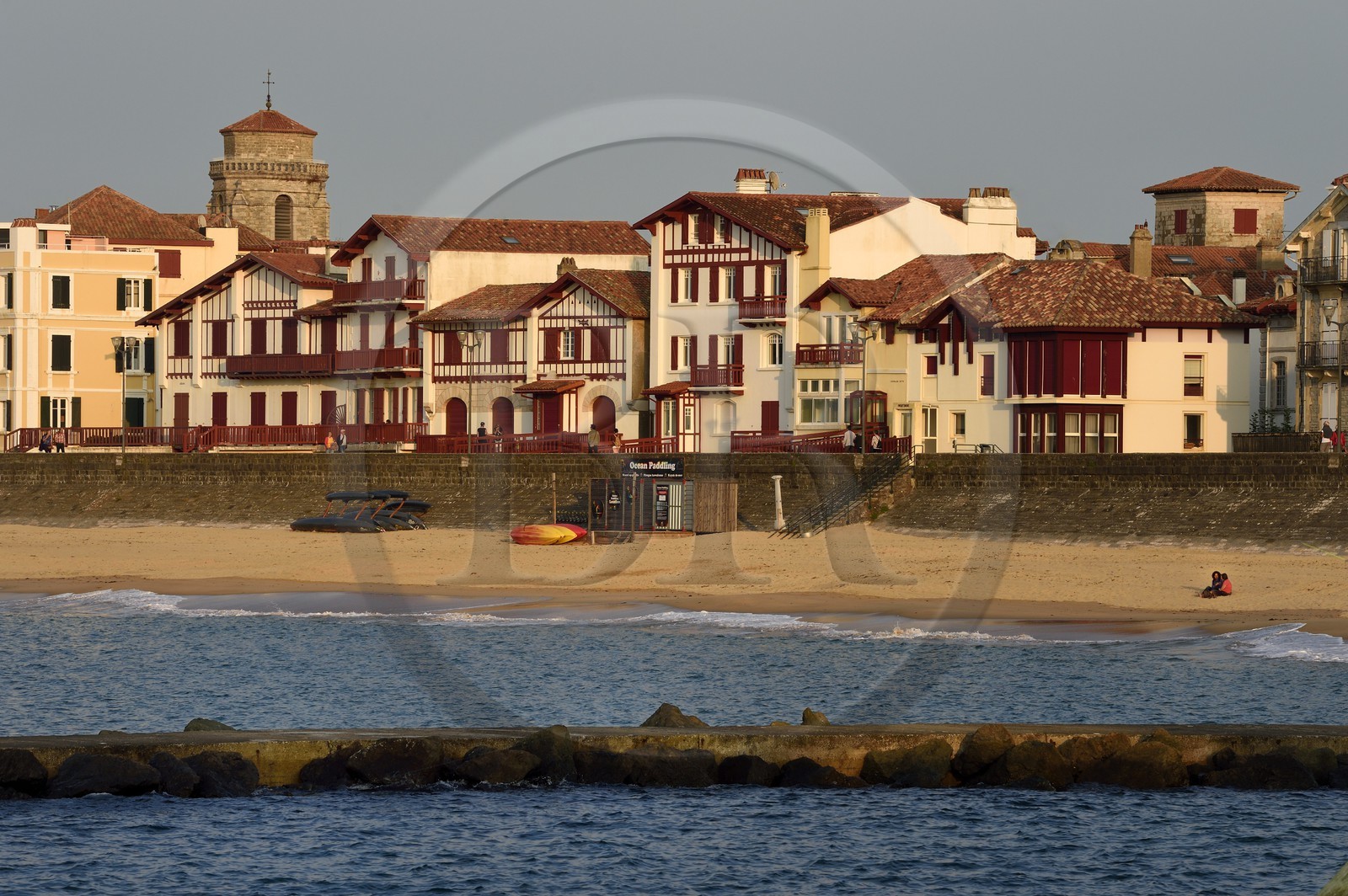 France, Pyrénées-Atlantiques (64), Pays-Basque, Saint-Jean-de-Luz, les villas du front de mer et l'église Saint-Jean-Baptiste