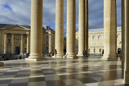 France, Paris (75), les colonnes corinthiennes du fronton du  Panthéon, l'entrée de la Faculté de Droit en arrière plan