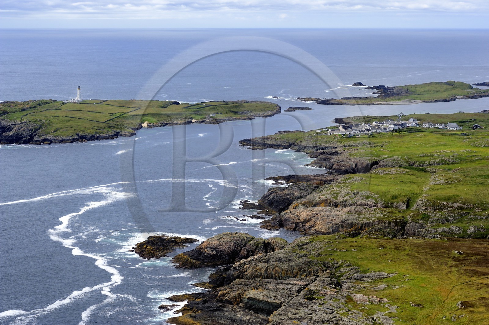 Royaume-Uni, Ecosse, Hébrides intérieures, Ile de Islay, phare d'Orsay et village de Portnahaven à Rinns Point (vue aérienne)