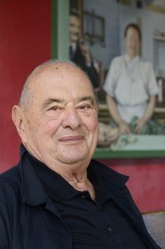 France, Rhône (69), Collonges-au-Mont-d'Or, Restaurant L'Auberge du Pont de Collonges de Paul Bocuse, trois étoiles au Guide Michelin depuis 1965, le grand chef cuisinier Meilleur ouvrier de France Paul Bocuse devant le mur peint représentant la grande chef cuisinier Eugénie Brazier surnommée la mère Brazier