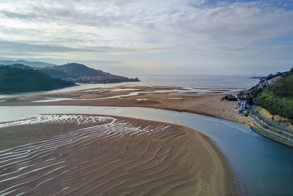 Espagne, Pays basque espagnol, Biscaye, région de Gernika-Lumo, Réserve de biosphère d'Urdaibai, estuaire du fleuve Oka à marée basse en face de Mundaka, la plage de Laida (vue aérienne)