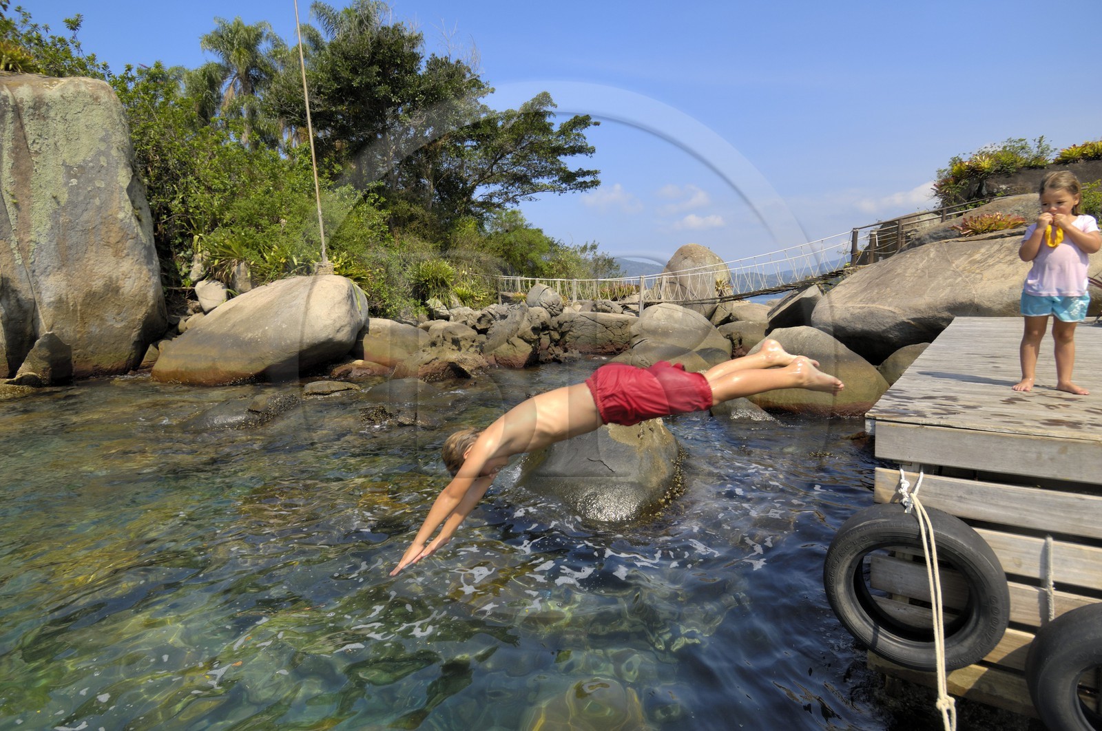 Brazil, Rio de Janeiro State, Paraty, Catimbau island, Thomas Campers with his younger sister
