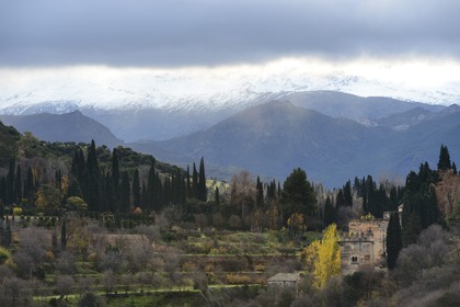Espagne, Andalousie, Grenade, l'Alhambra, classé Patrimoine Mondial de l'UNESCO, et les montagnes de la Sierra Nevada