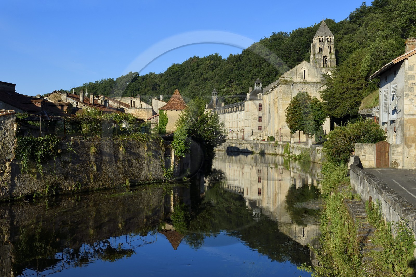 France, Dordogne (24), Brantôme, la Dronne et l'abbaye bénédictine Saint-Pierre de Brantôme