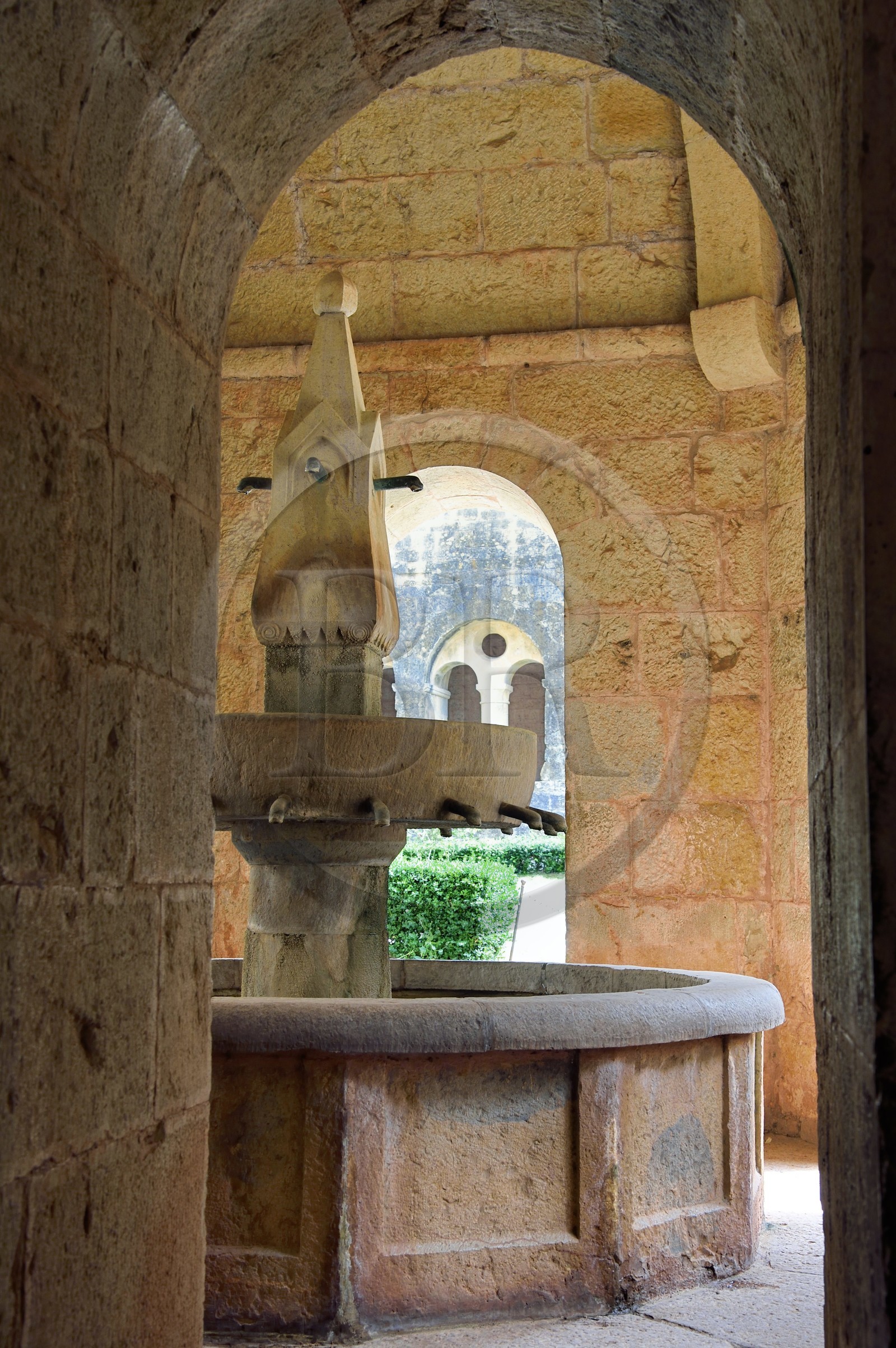 France, Var (83), Abbaye cistercienne du Thoronet, la fontaine du cloitre