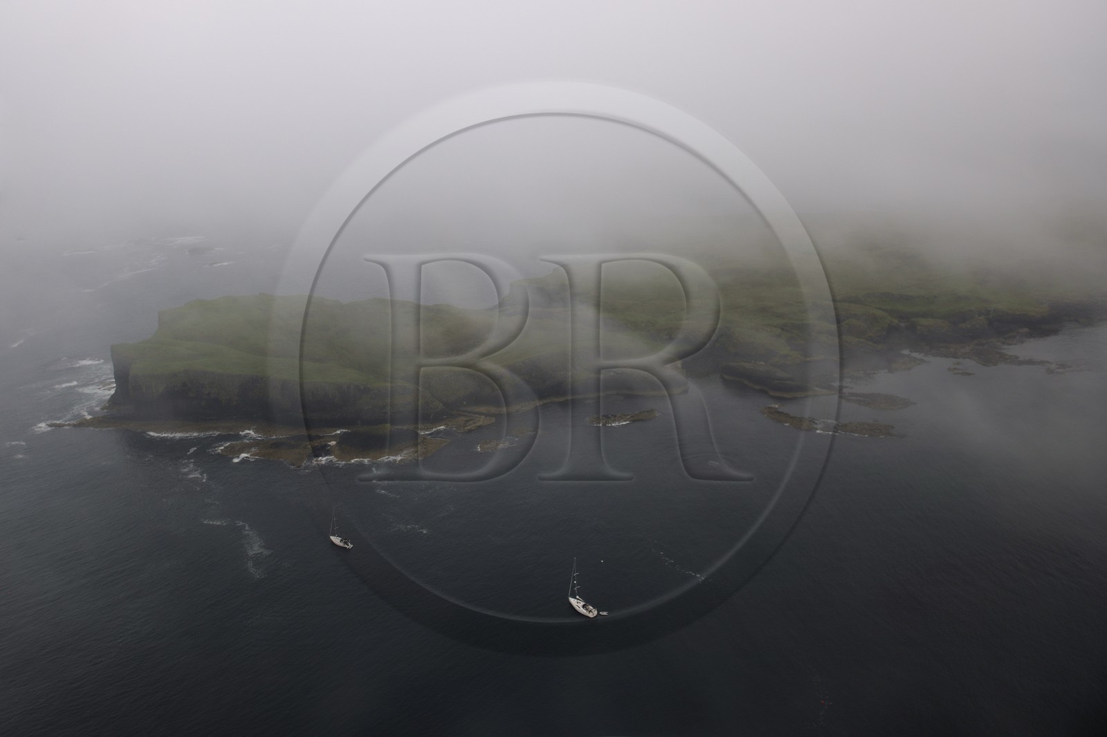 Royaume-Uni, Ecosse, Highland, Hébrides intérieures, les Iles Treshnish à l'Ouest de l'Ile de Mull ont été désignées zone de protection spéciale et site d'intérêt scientifique spécial pour leur colonies d'oiseaux de mer (vue aérienne)