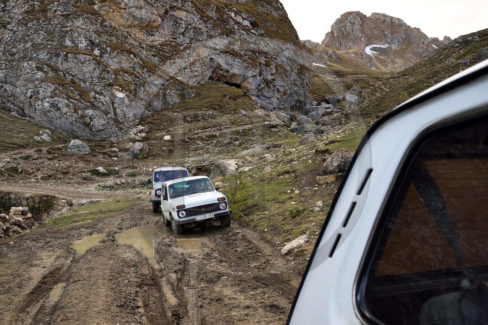 Azerbaïdjan, région de Quba (Guba), chaine de montagne du Grand Caucase, 4x4 sur la piste dans les hauteurs du village de Qalaxudat